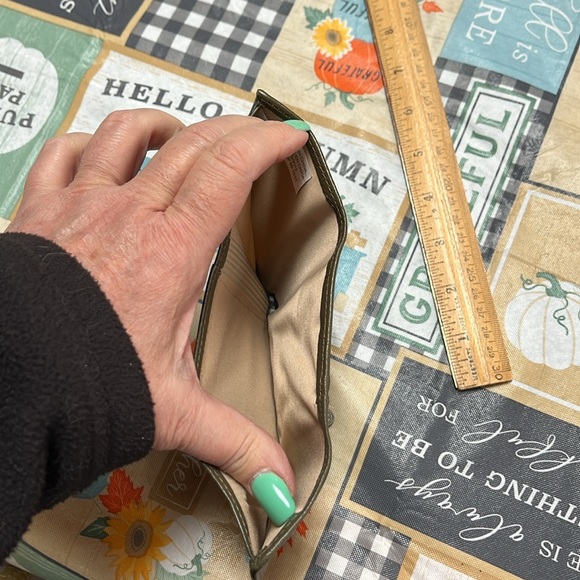 Buxton Small Genuine Leather Exterior Green Tri-fold Wallet - Picture 7 of 8